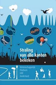 Boek "Straling van alle kanten bekeken" overhandigd